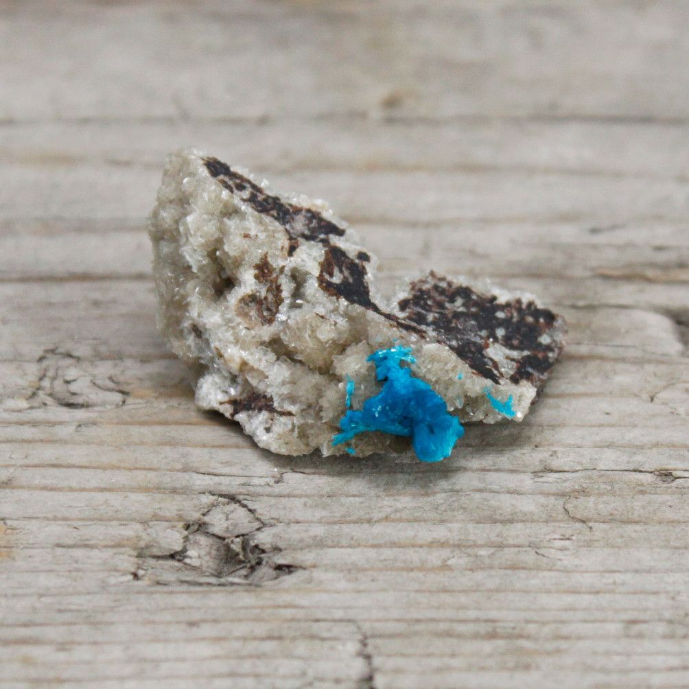 Authentic Cavensite with Metrics 30-40mm perspective detail 4 showcasing clean geometry and natural material finishes